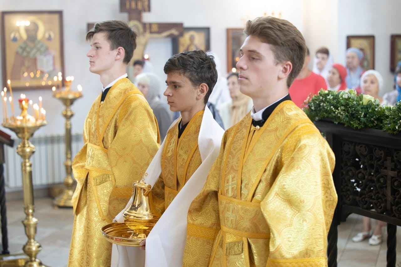 Митрополит Игнатий совершил божественную литургию в храме Всех скорбящих Радость. Саратовское Северо-Западное благочиние