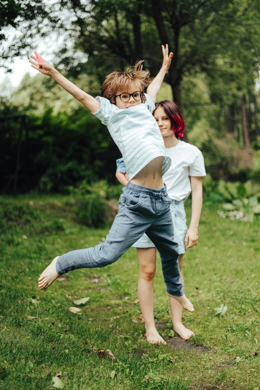 Коля, Ксюша, Саша, Андрей, Кира и бабушки | на даче