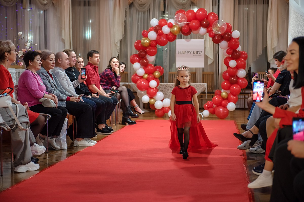 Выпускной в детской школе моделей HAPPYkids 2024. Семейный и коммерческий фотограф в Сочи Александр Бодунов
