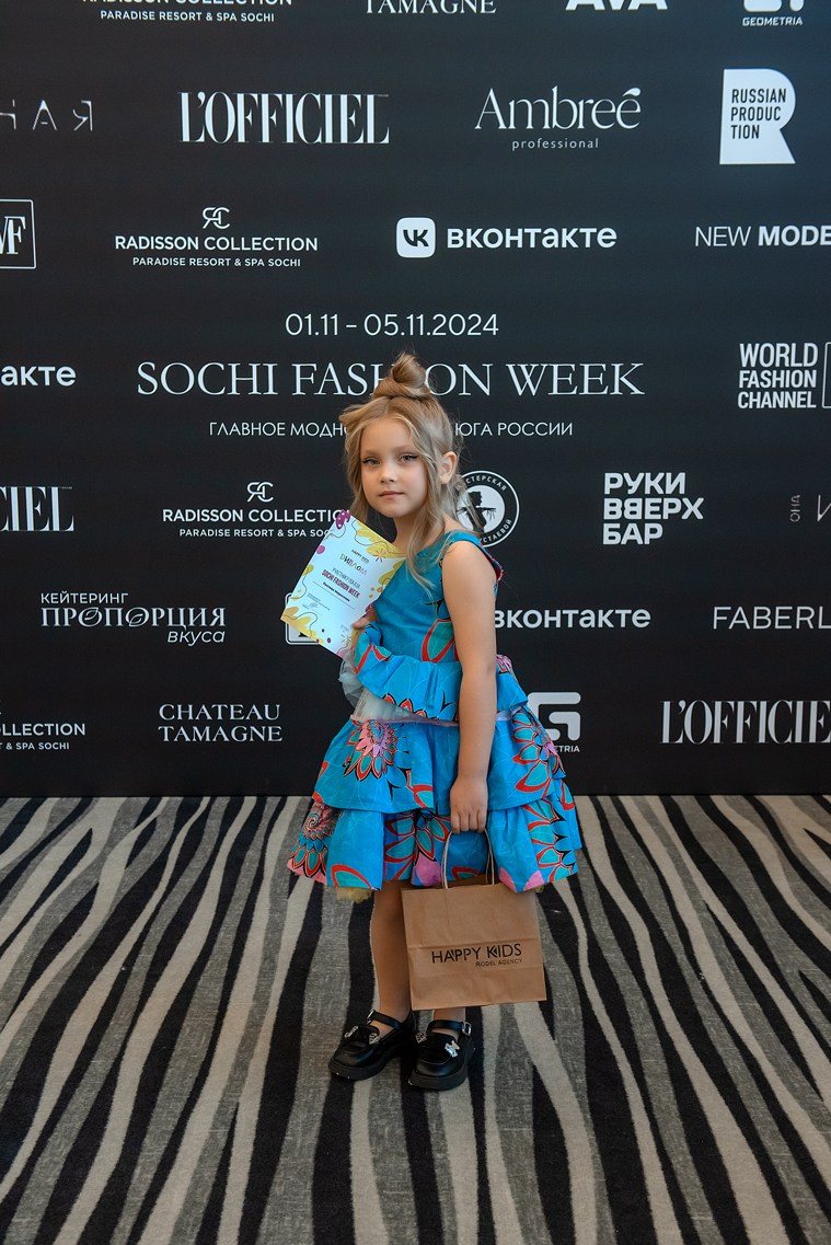 SochiFashionWeek2024 дизайнер Юлия Крылова. Семейный и коммерческий фотограф в Сочи Александр Бодунов