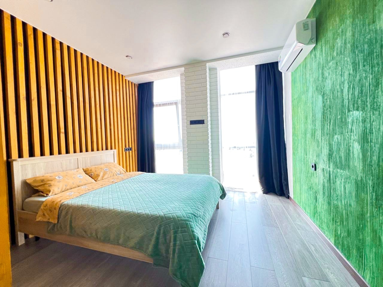 Классная двухуровневая квартира с потрясающим видом на город, со своей парковкой. Квартиры посуточно, длительно в Сочи, LARA APART GROUP