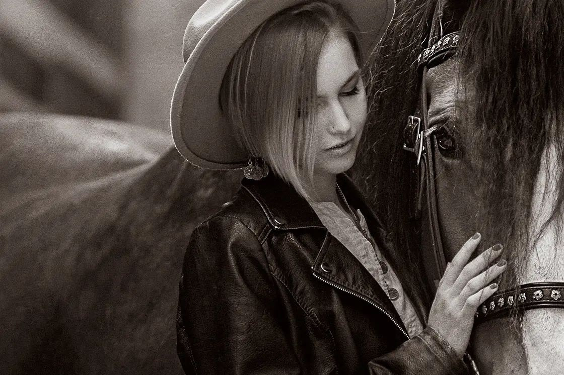 Портрет девушки в черно-белых тонах