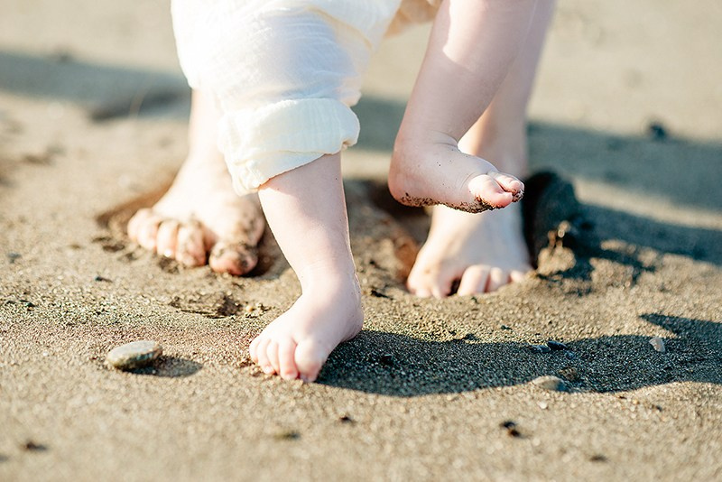 ножки малыша на песке
