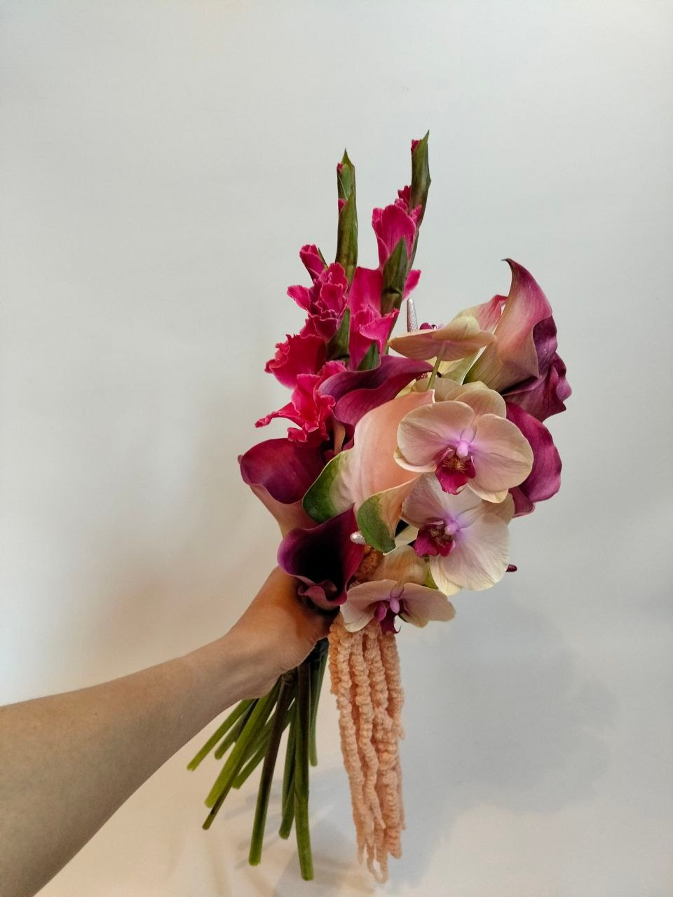 Букет для невесты с гладиолусами, каллами и орхидеей Фаленопсис. Букет невесты на заказ, букет для невесты Москва, свадебный флорист, флорист на свадьбу, сборка букета на свадьбу, ручная работа, букет для невесты ручной работы, букет невесты ручной работы . бутоньерка жениха в подарок, авторский букет для невесты,  современный букет невесты