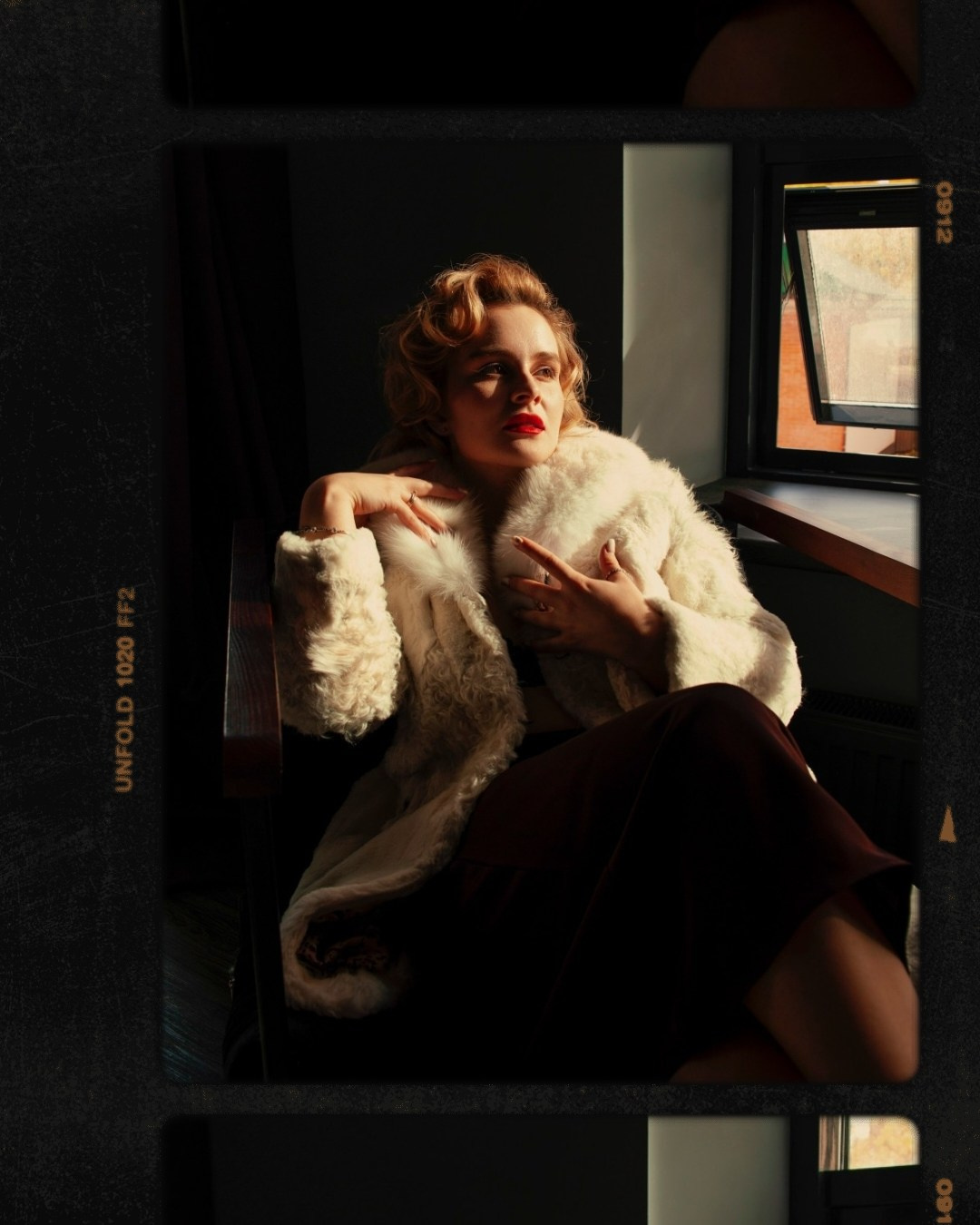 ретро портрет девушки в белой шубе