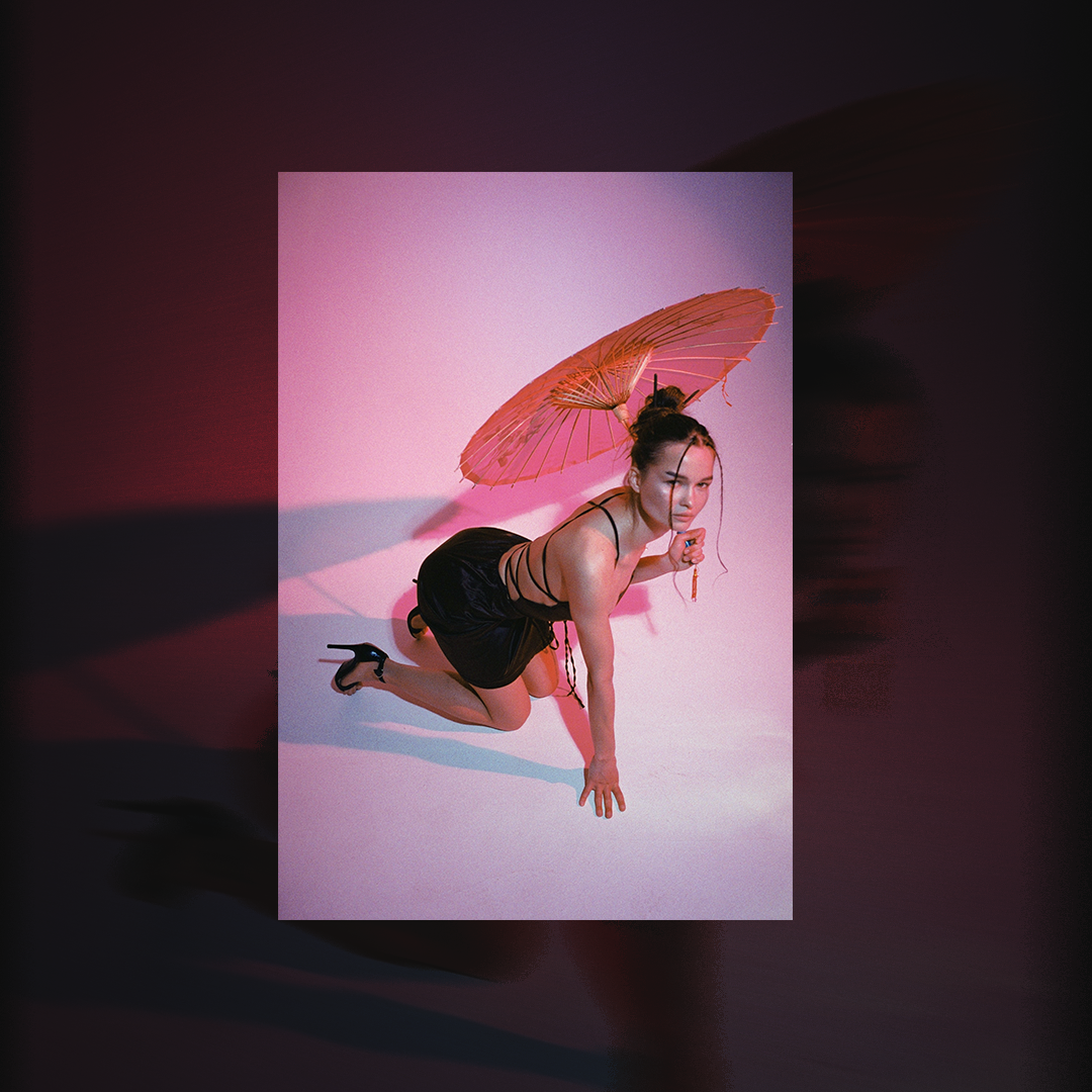 Стильная фотосессия в фотостудии с цветным освещением. Плёночный фотограф Москва, Саша Звук