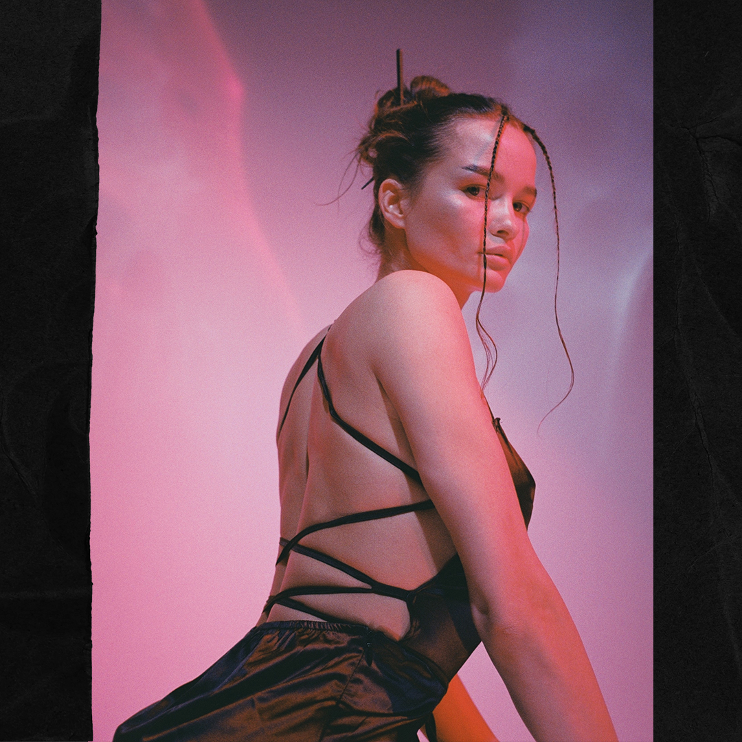 Стильная фотосессия в фотостудии с цветным освещением. Плёночный фотограф Москва, Саша Звук