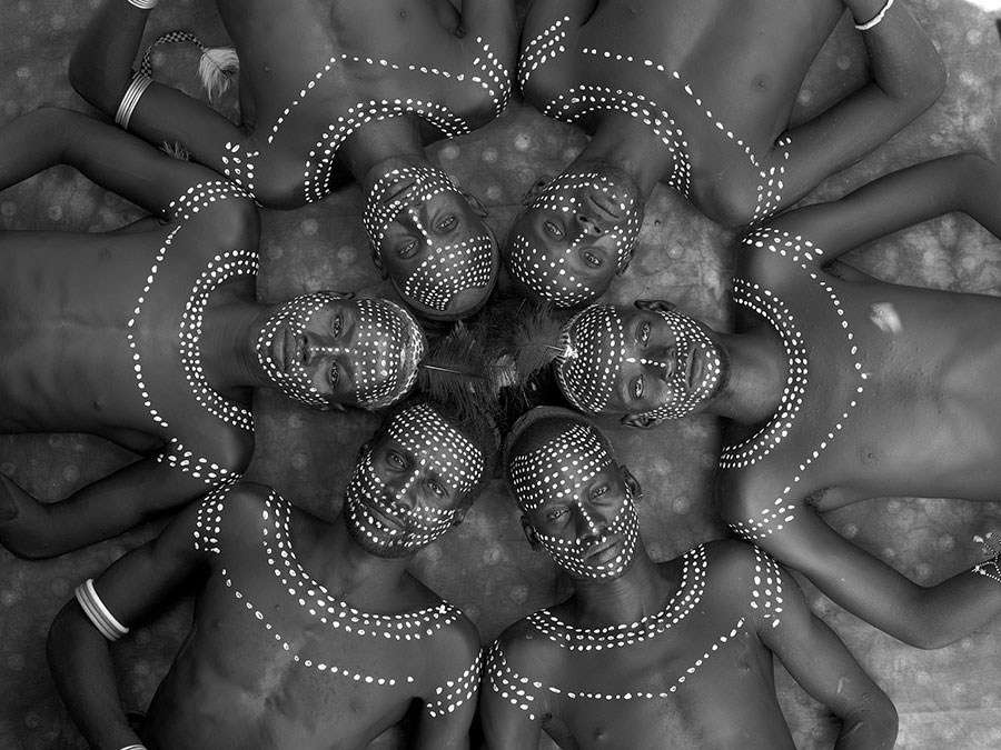 фотография Арта Вульфа с представителями этнических культур в природной среде