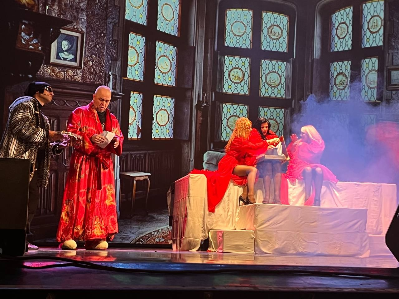 Актёр кино, артист мюзиклов, ведущий мероприятий, ведущий свадеб, дед Мороз — всё это Святослав Ставцев