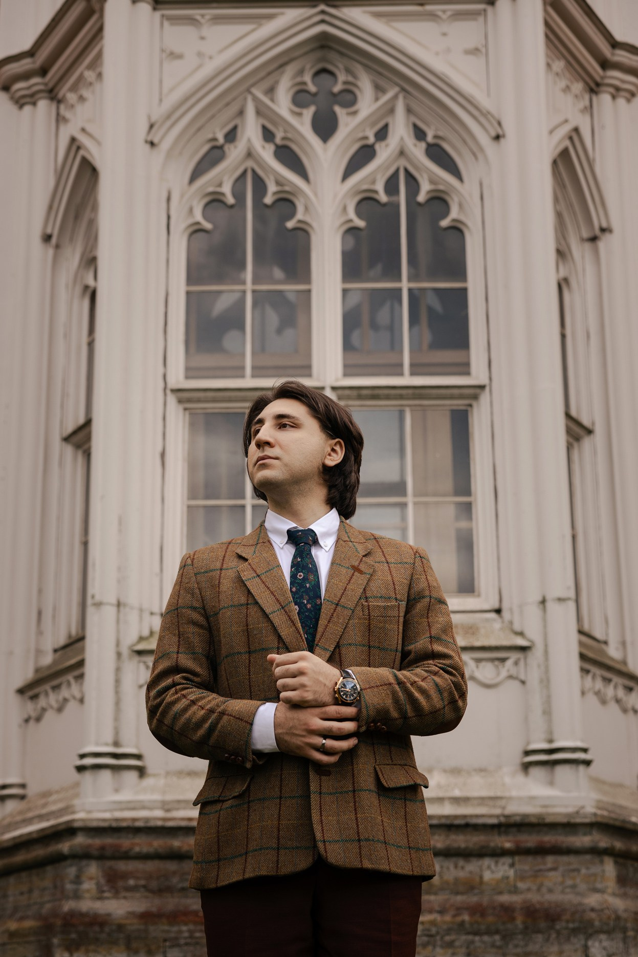 Минималистичный портрет жениха, мужской стиль и классика свадебного дня