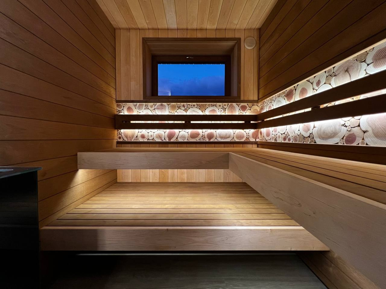 Сауна в Садах Времени на электрокаменке Sangens в облицовке из черного закаленного стекла. Выполнена в классическом стиле нашей команды. SaunaTopMasters