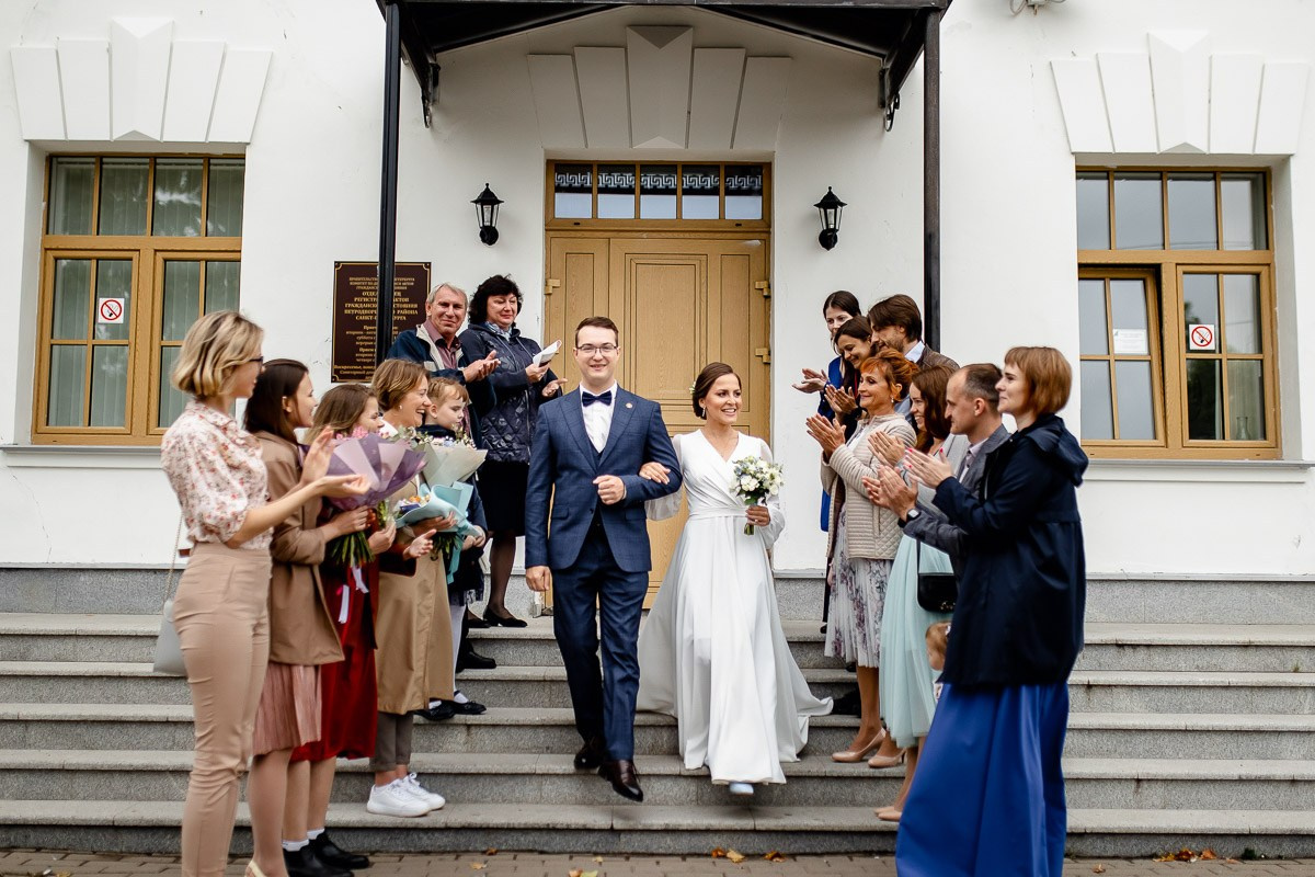 Жених и невеста. Роспись в ЗАГСе Петергофа.