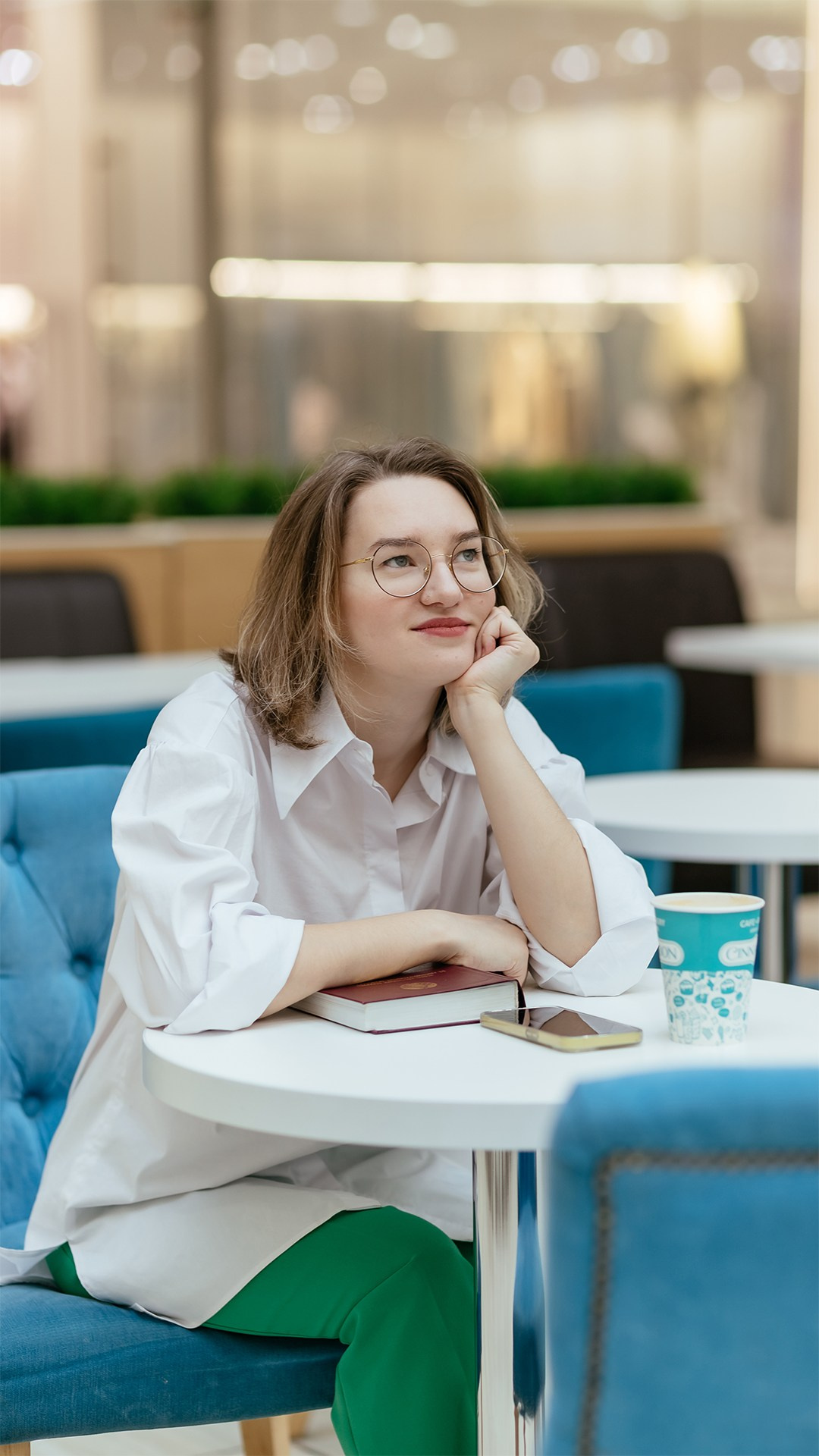 Портретная фотосессия для контента в кафе. Семейный фотограф в Минске Приболовец Светлана