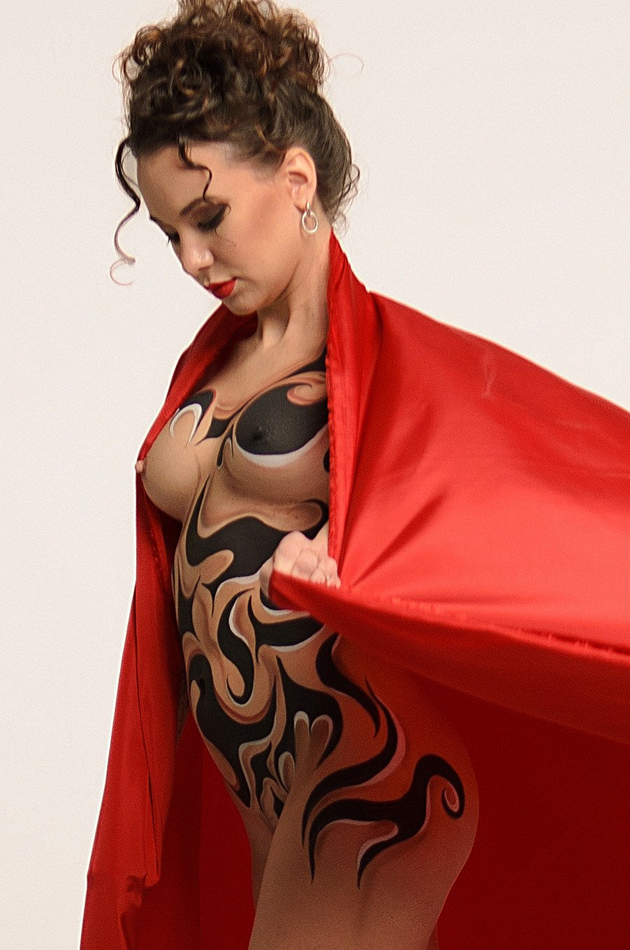 Обнаженная девушка с бодиартом. Организация и проведение фотосъемок в Санкт-Петербурге. Фотограф Смирягин Илья