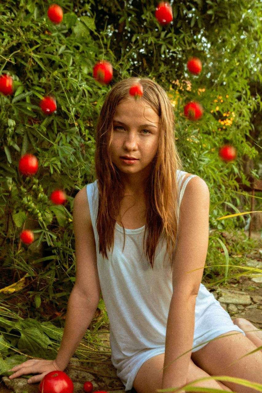 Девушка в белом платье на даче