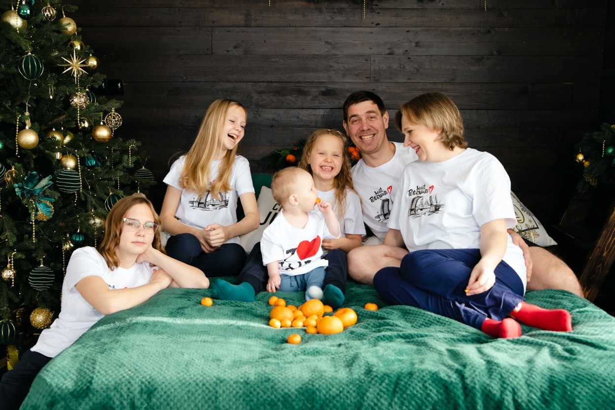 Семейная новогодняя фотосессия. Студийная съёмка. Арт-фотограф. Фотосъемка, авторские принты для интерьера