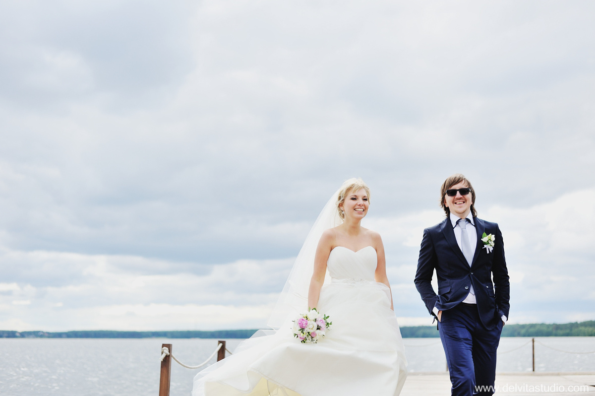 Прогулка молодоженов у воды