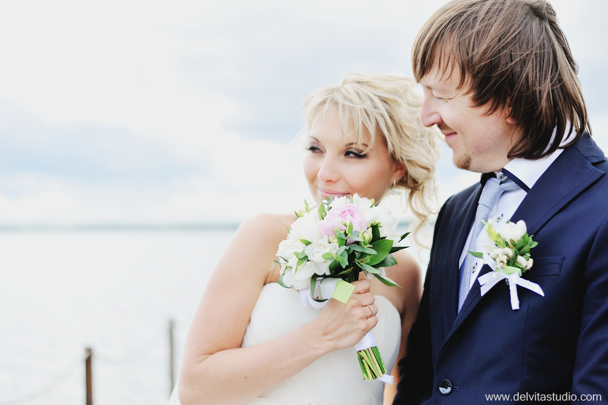 Свадебная съемка молодоженов в нежных тонах у воды