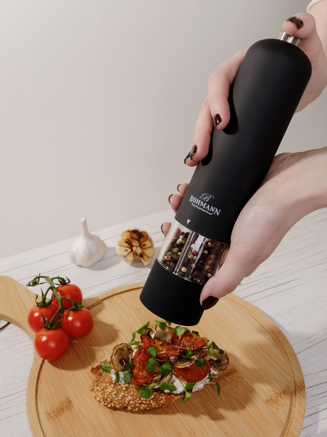 Автоматическая перечница на батарейках рядом с бутербродом на разделочной доске