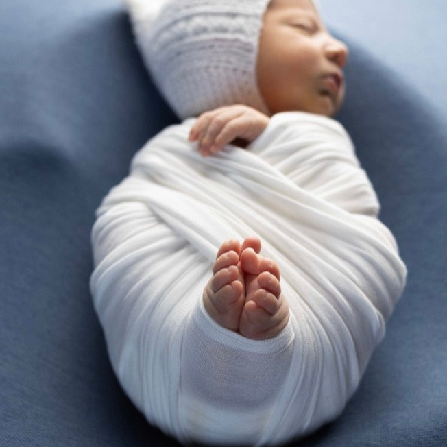 Крохотные пальчики новорожденного малыша