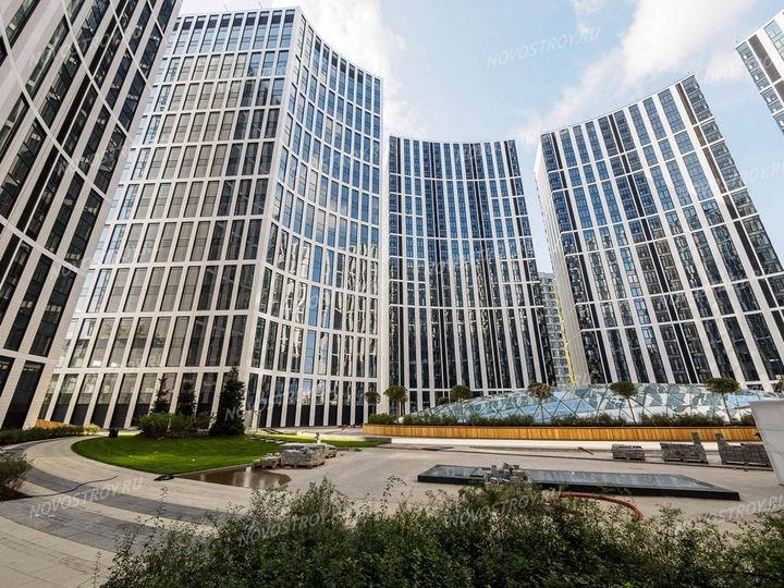 Локация для фотосессии в БЦ — лобби с современным дизайном