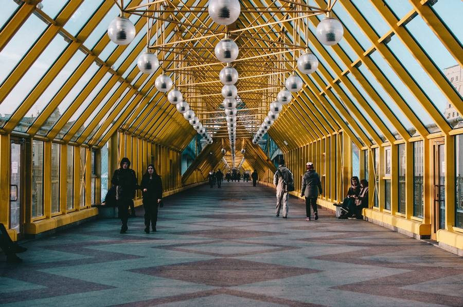 Фотосессия на набережной — закатные кадры у воды с отражениями огней города