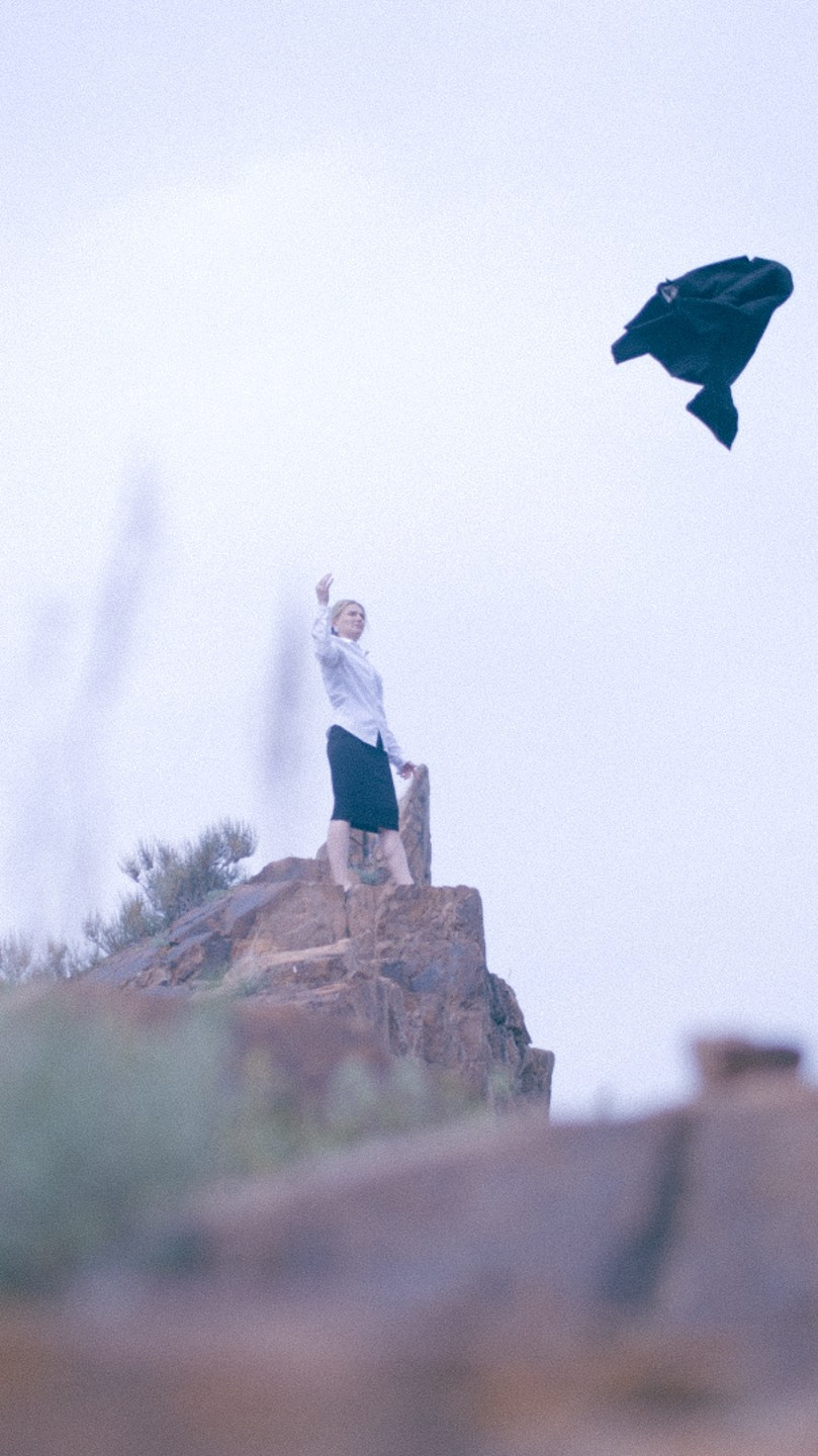 Скалы Капчагая. Я снимал историю, где героиня отягощенная жизненными обстоятельствами, перезагружается, оставляя весь накопленный негатив. Dmitriigoliapov.ru