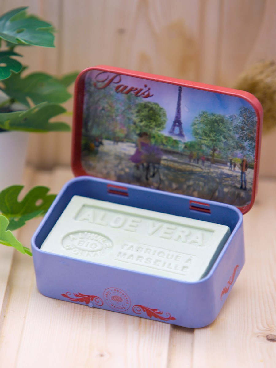 Фото набора мыла в синей коробке с пейзажем — предметная съёмка.