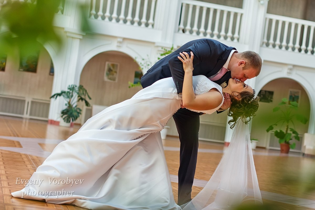 Свадебная фотосессия в Красноярске лучший фотограф свадьба Красноярск невеста свадебное платье жених визажист причёска макияж идея места образ пример красивая фото позы для свадебной фотосессии фотография декор агентство организация цены описание услуги ведущий тамада заказать забронировать стилист 