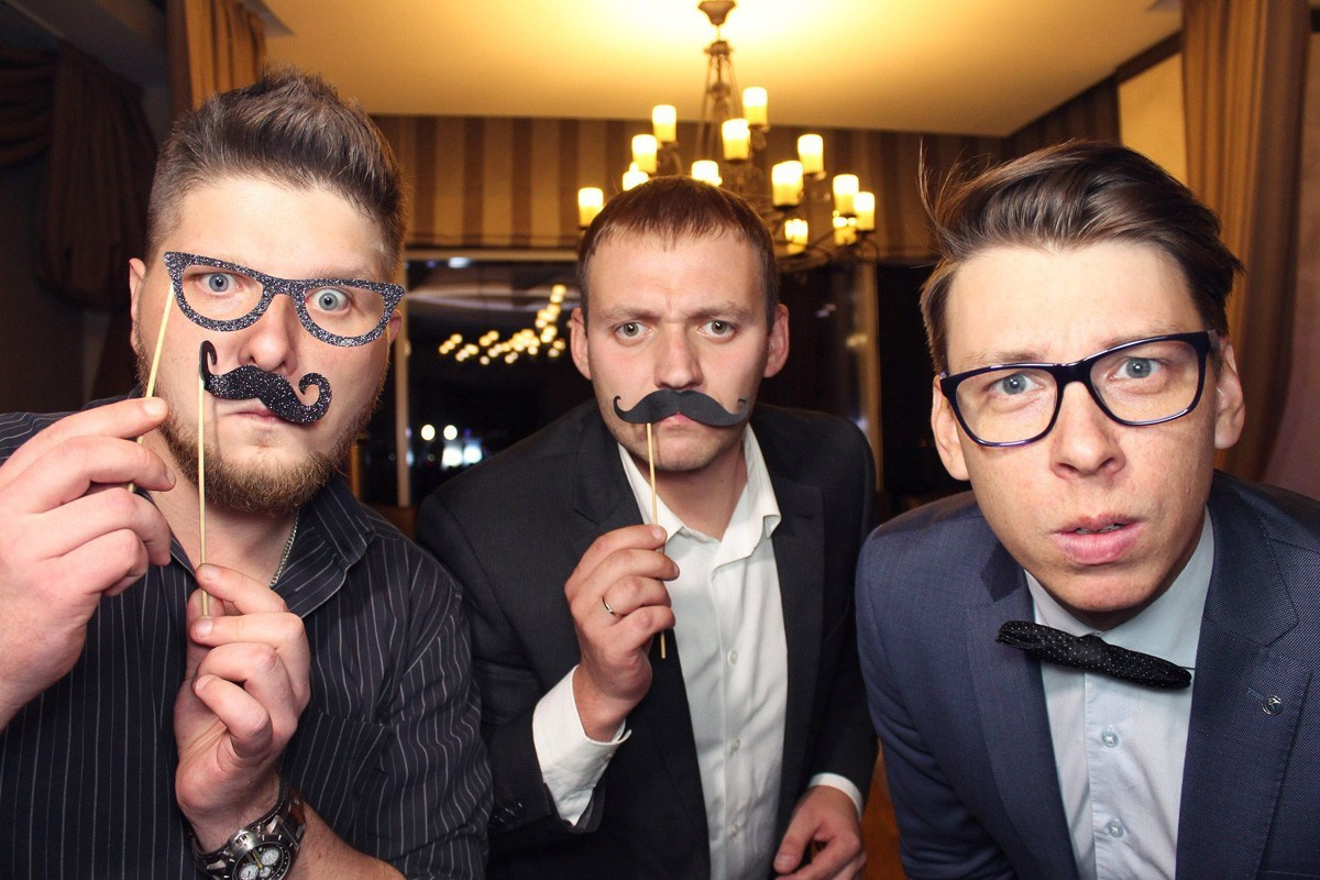 Аренда прокат фотобудки в Красноярске фотозона на мероприятие Свадьбу праздник День рождения выпускной корпоратив фотокабина цена стоимость заказать забронировать описание услуги ведущий тамада моментальная печать фотографий причёска макияж