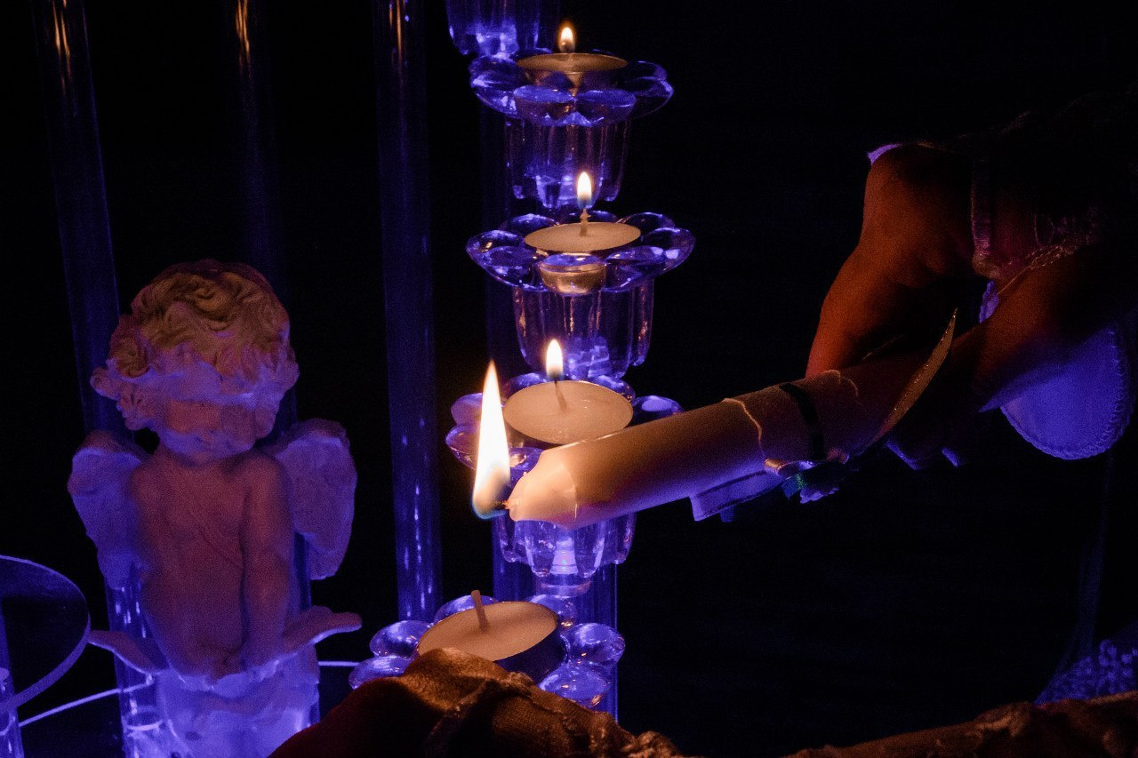 руки невесты и жениха зажигает свечи семейного очага