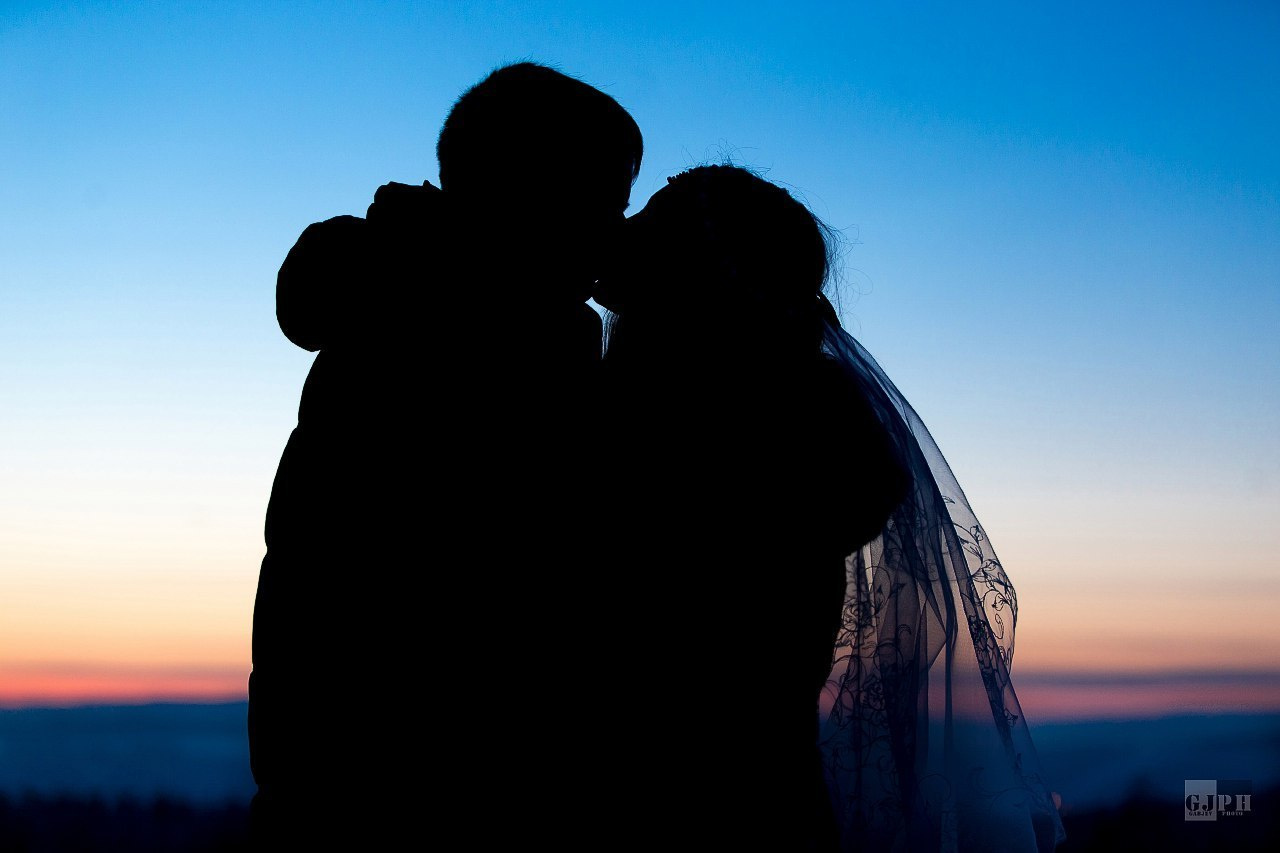 силуетный снимок молодожен на фоне заката