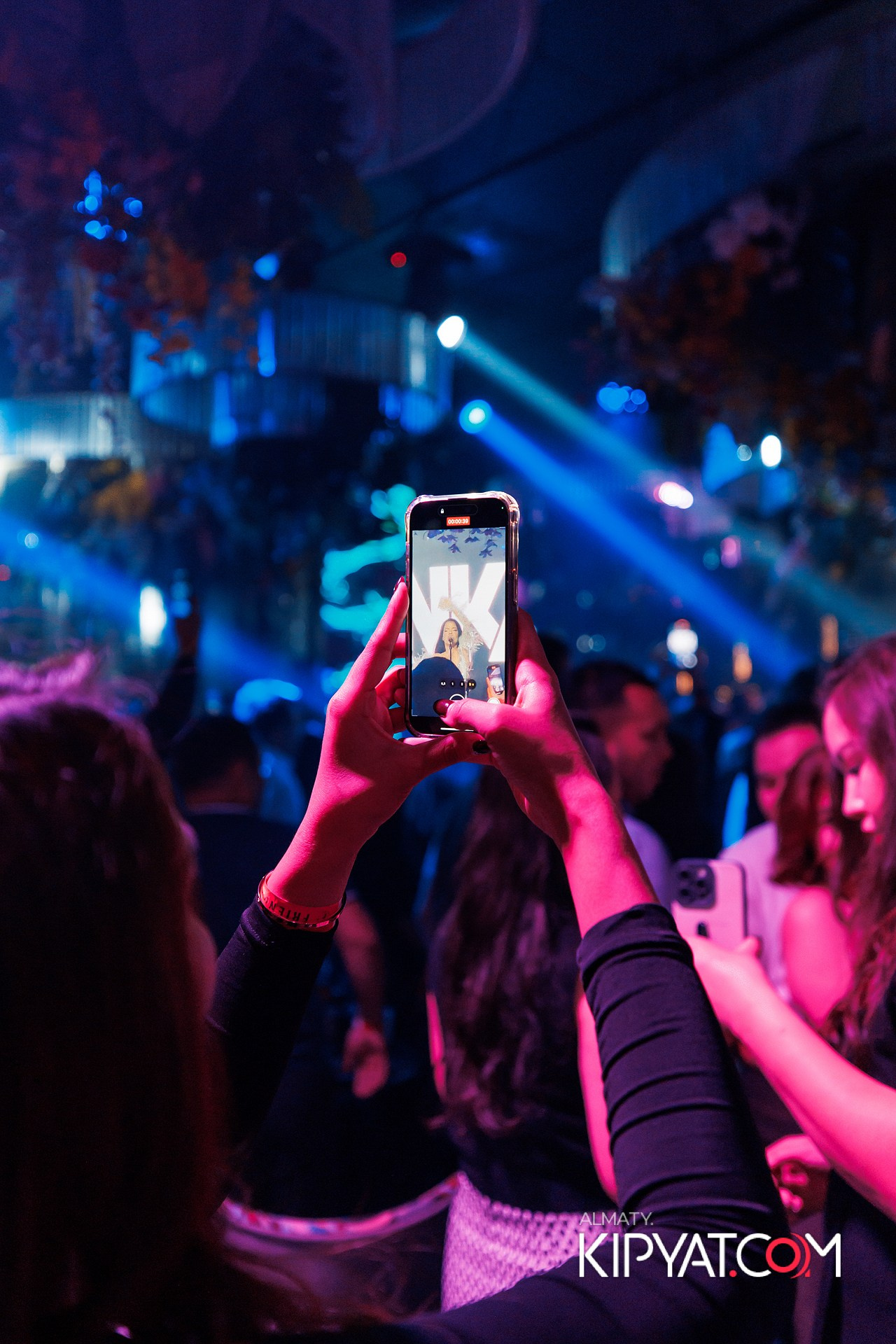 FRIENDS BAR & TERRACE. КИПЯТКОМ АЛМАТЫ!