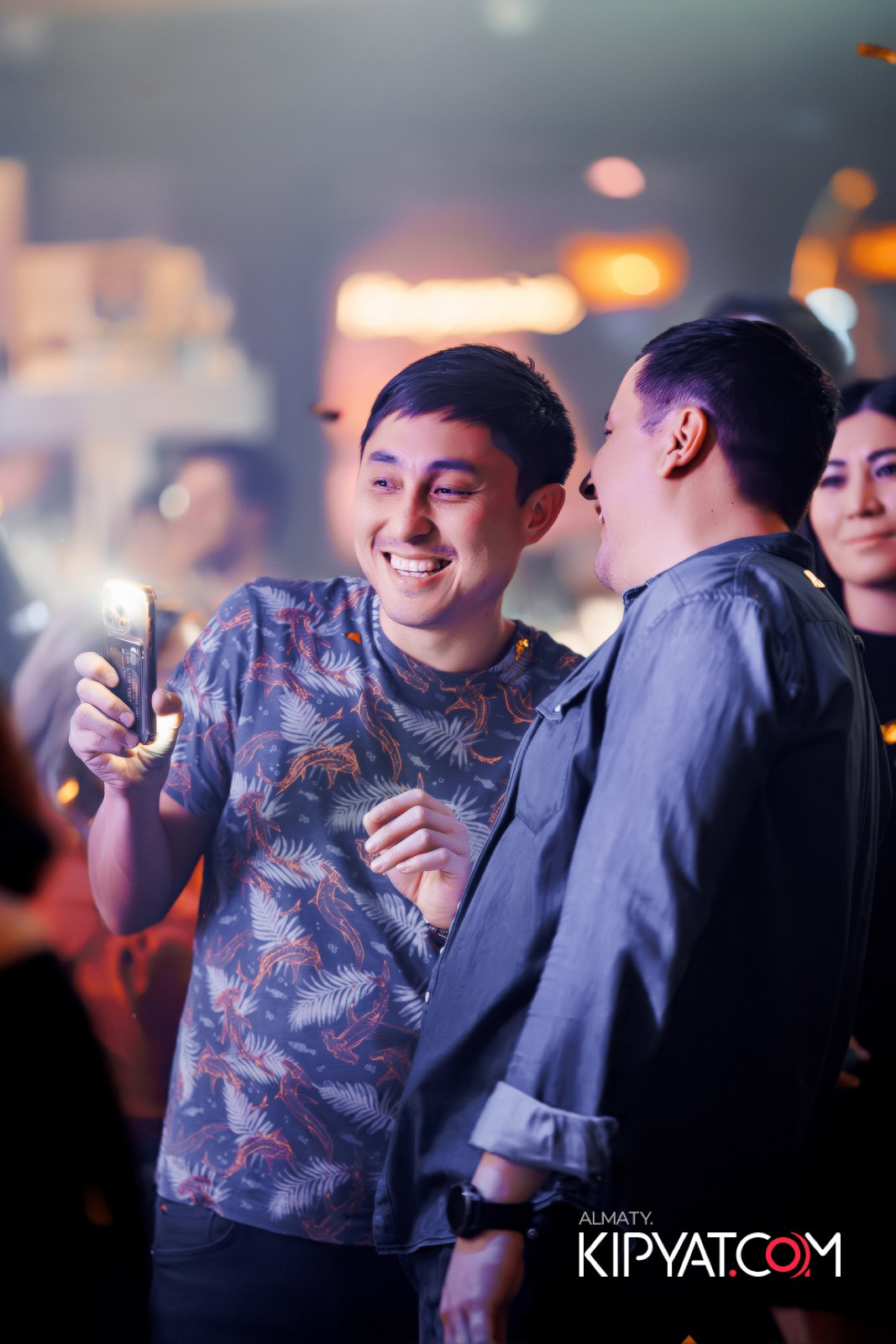 SANTA BARBARA — ПИТ ДЖЕЙСОН (ГР. ПРЕМЬЕР-МИНИСТР) И ИЛЬЯ ЗУДИН (ГР. ДИНАМИТ) НА ПРЕДНОВОГОДНЕЙ ВЕЧЕРИНКЕ. КИПЯТКОМ АЛМАТЫ!