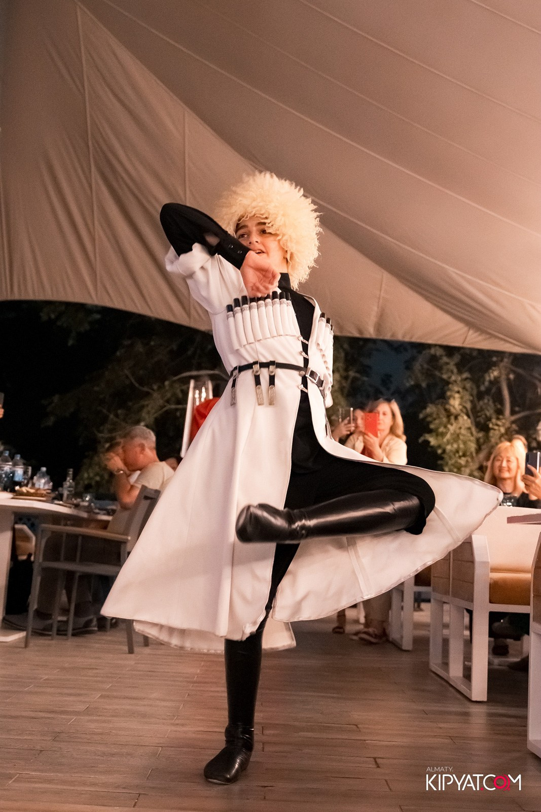 ОТКРЫТИЕ ЛЕТНЕЙ ТЕРАССЫ В РЕСТОРАНЕ ЛАРИСС ИВАННУ ХАЧУ. КИПЯТКОМ АЛМАТЫ!