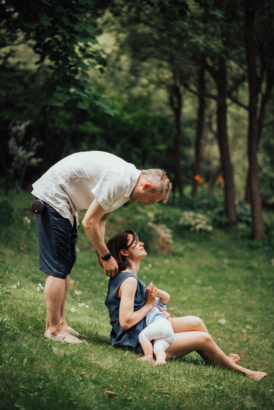 Коля, Ксюша, Саша, Андрей, Кира и бабушки | на даче