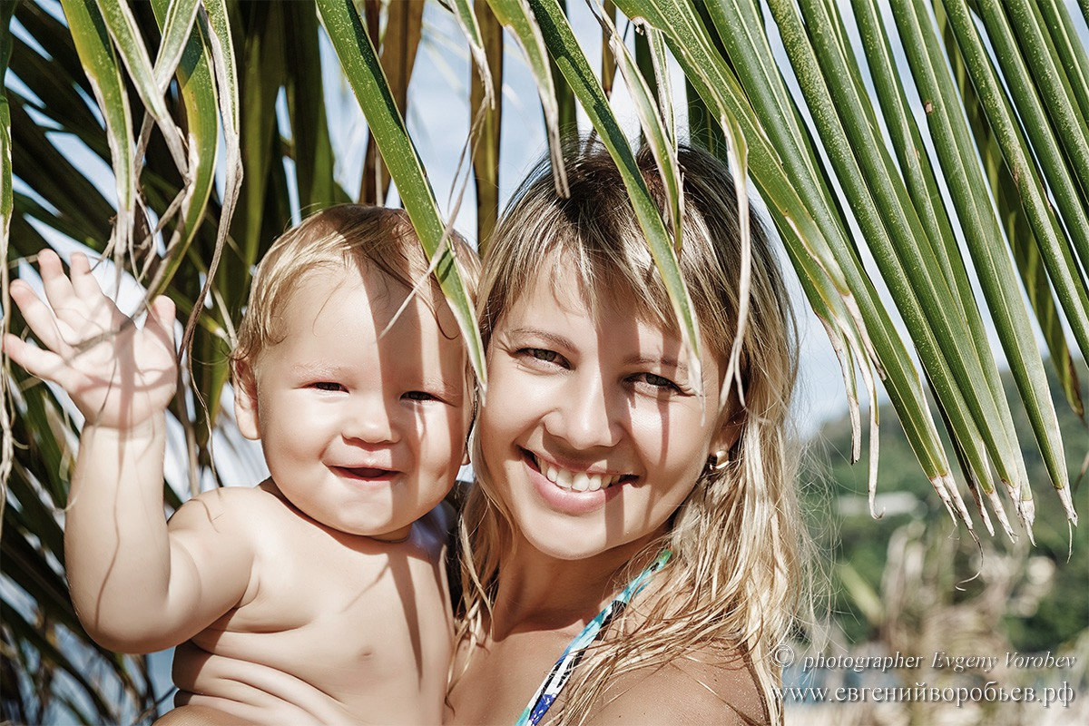семейная фотосессия Пхукет фотограф пляж девочка мама портрет Ката Карон Найхарн Патонг Найхарн Сурин море счастье радость идея место образ пример фото позы для фотосессии Phuket Naiharn Kata Karon Patong Surin заказать фотосъёмку цена детская фотосессия