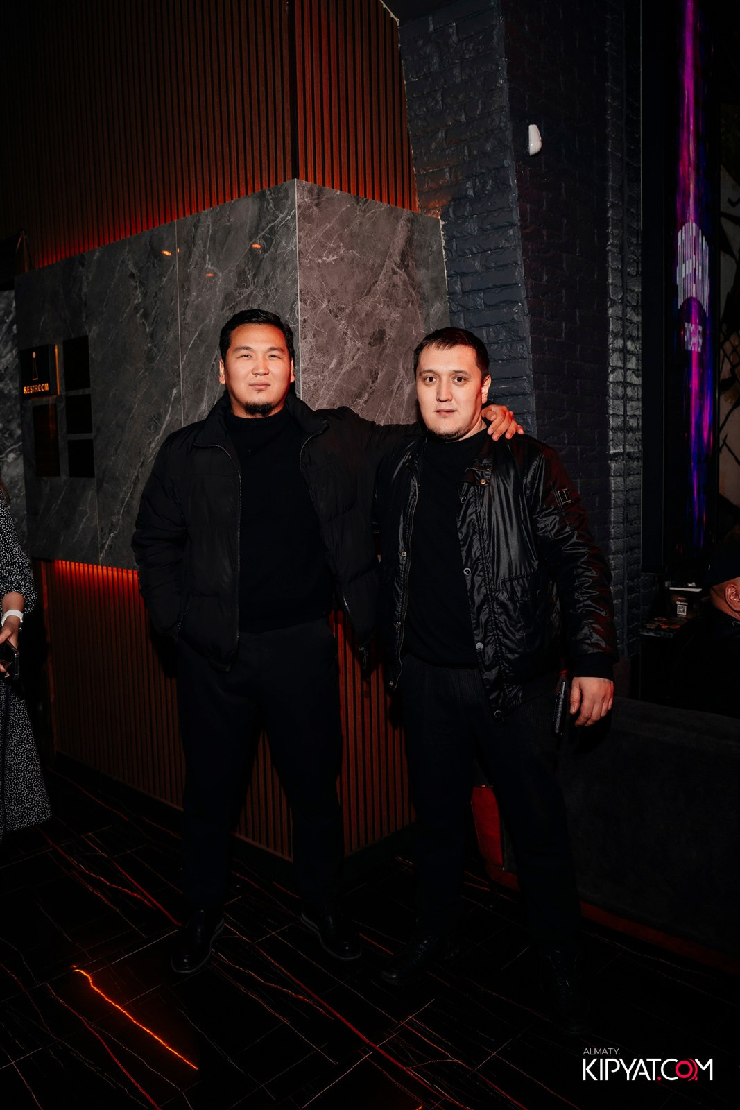 БАР ПАНАЕХАЛИ НА ТОЛЕ БИ. КИПЯТКОМ АЛМАТЫ!