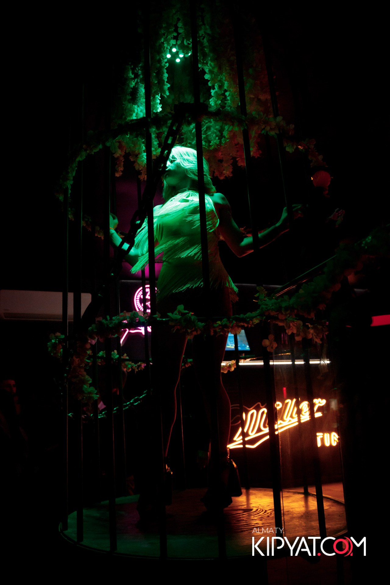 UYAT EMES BAR. КИПЯТКОМ АЛМАТЫ!