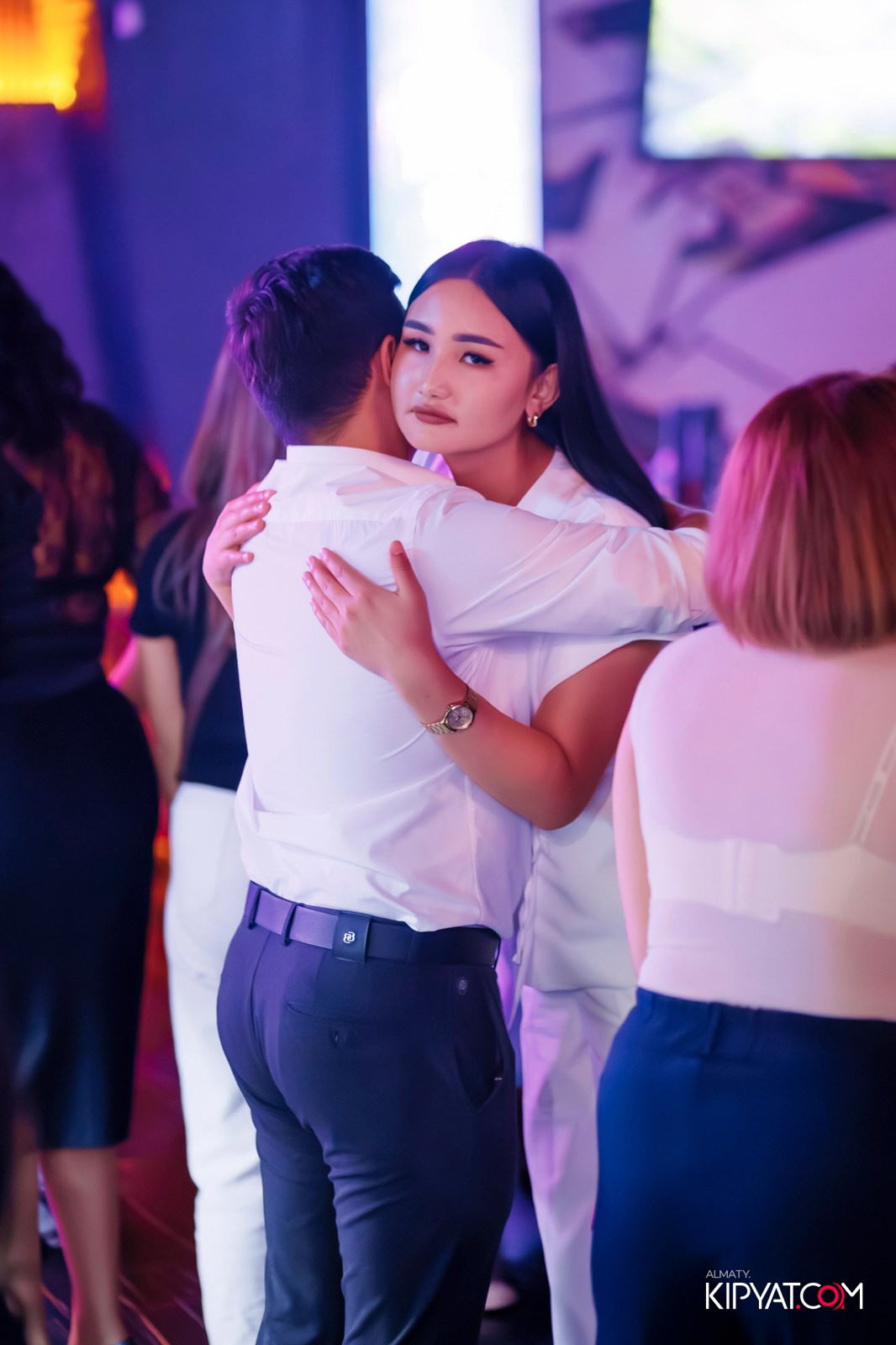 БАР ПАНАЕХАЛИ НА ТОЛЕ БИ. КИПЯТКОМ АЛМАТЫ!