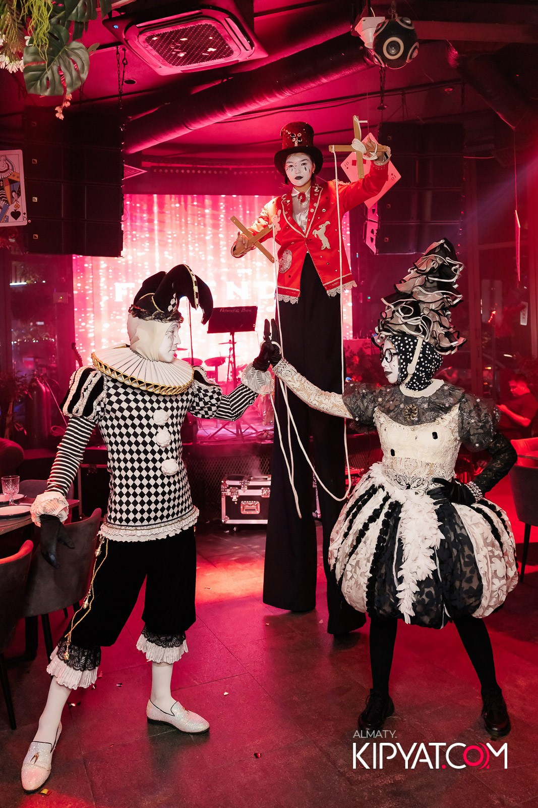 FRIENDS BAR & TERRACE. КИПЯТКОМ АЛМАТЫ!