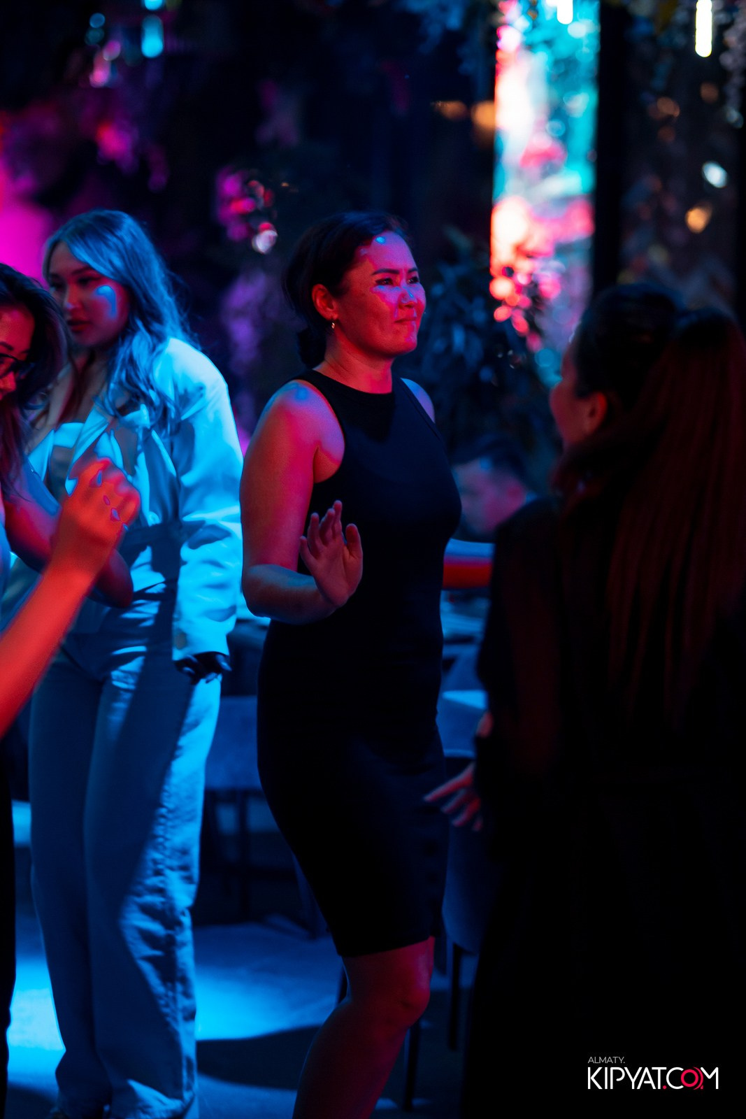 FRIENDS BAR & TERRACE. КИПЯТКОМ АЛМАТЫ!