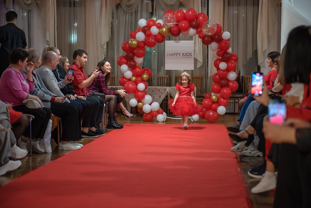 Выпускной в детской школе моделей HAPPYkids 2024. Семейный и коммерческий фотограф в Сочи Александр Бодунов