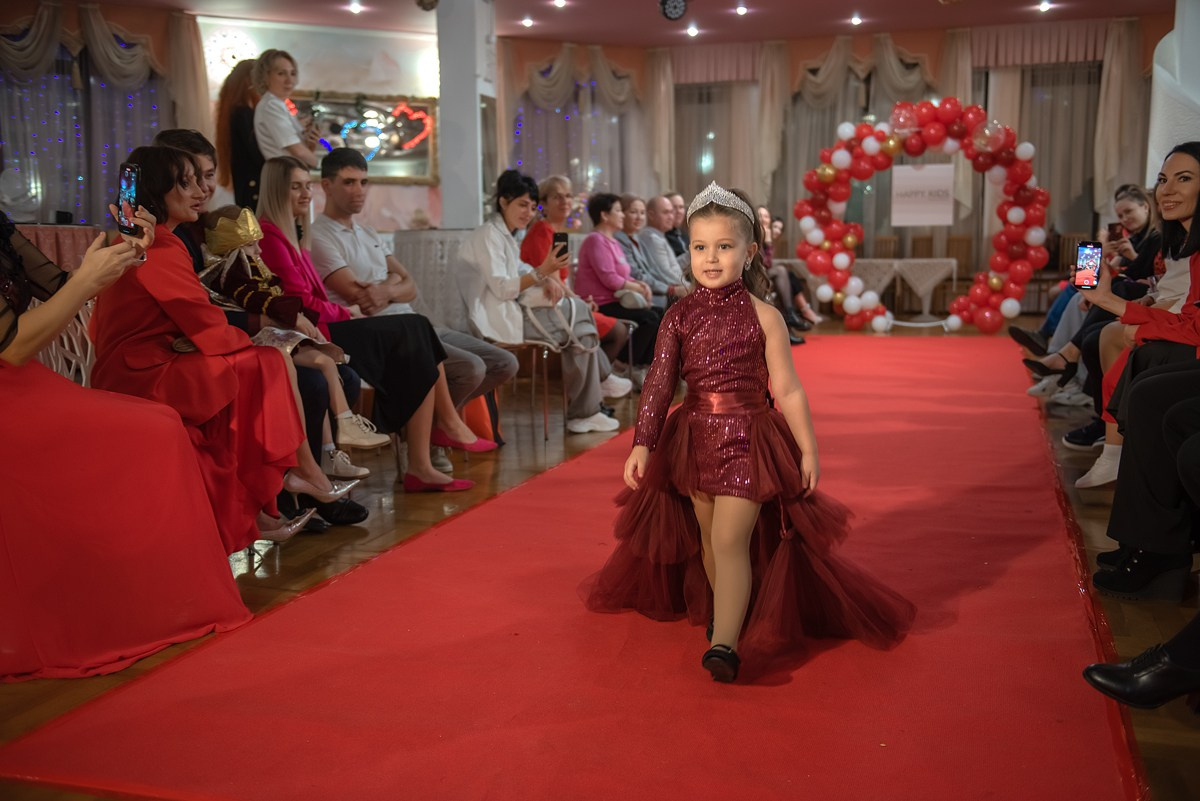 Выпускной в детской школе моделей HAPPYkids 2024. Семейный и коммерческий фотограф в Сочи Александр Бодунов