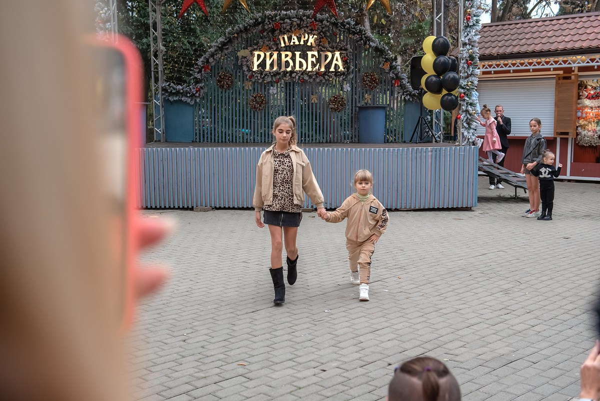 Парк Ривьера дефиле HAPPYkids. Семейный и коммерческий фотограф в Сочи Александр Бодунов