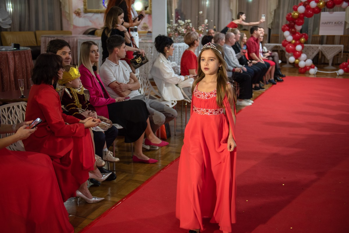 Выпускной в детской школе моделей HAPPYkids 2024. Семейный и коммерческий фотограф в Сочи Александр Бодунов