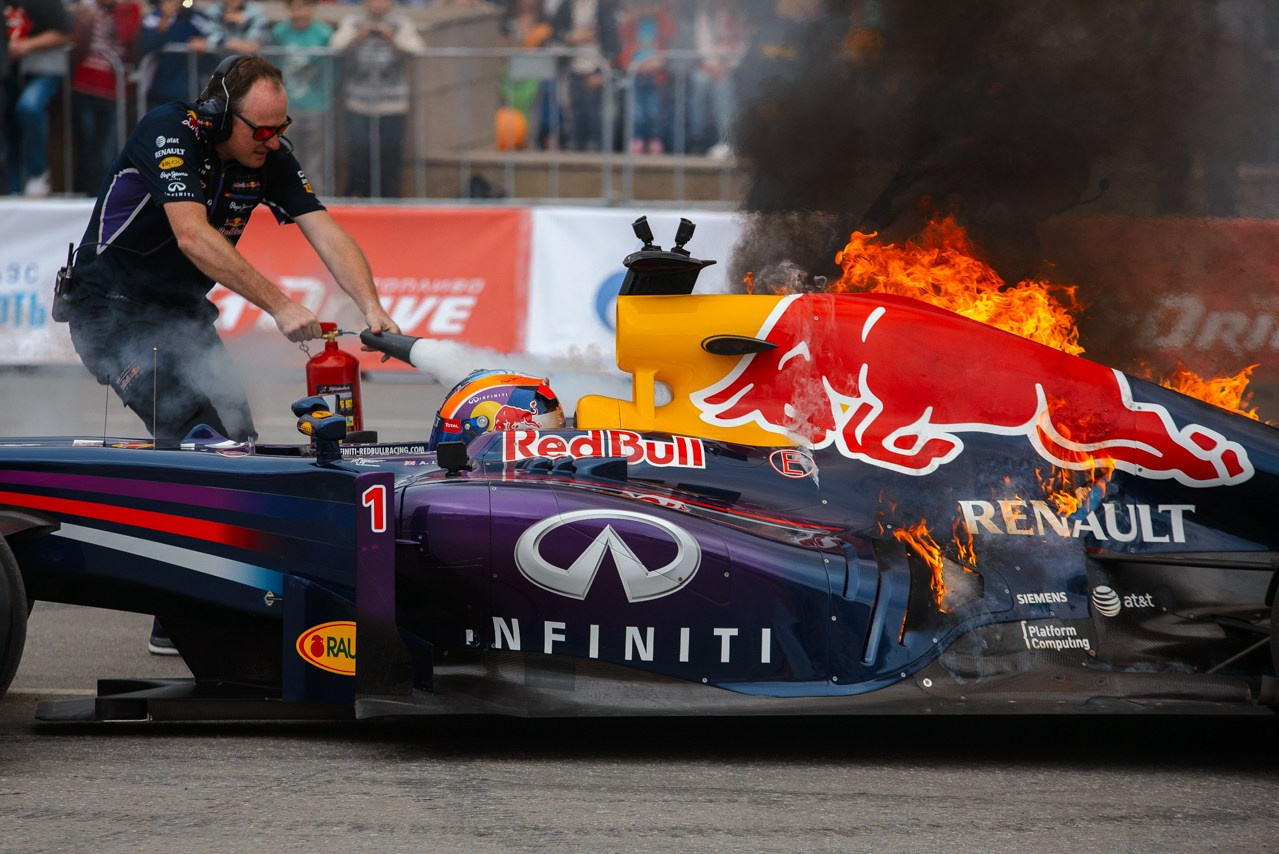 горящий болид формулы 1 на репортажной Сьемке в Екатеринбурге