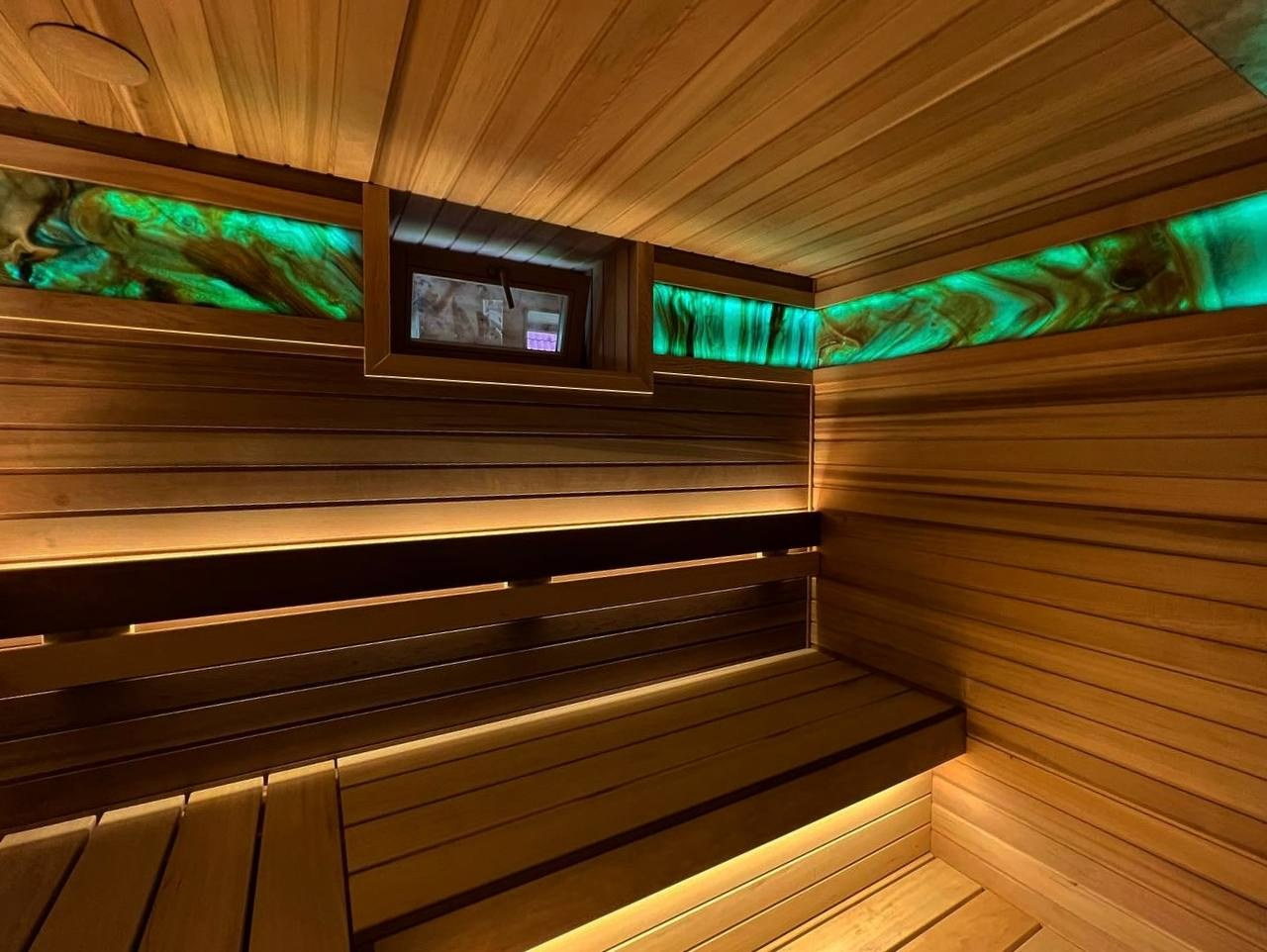 Баня в Сестрорецке, выполненная из кедра и абаша с ониксом, играющим цветом, создаёт тёплую и уютную атмосферу парения. SaunaTopMasters