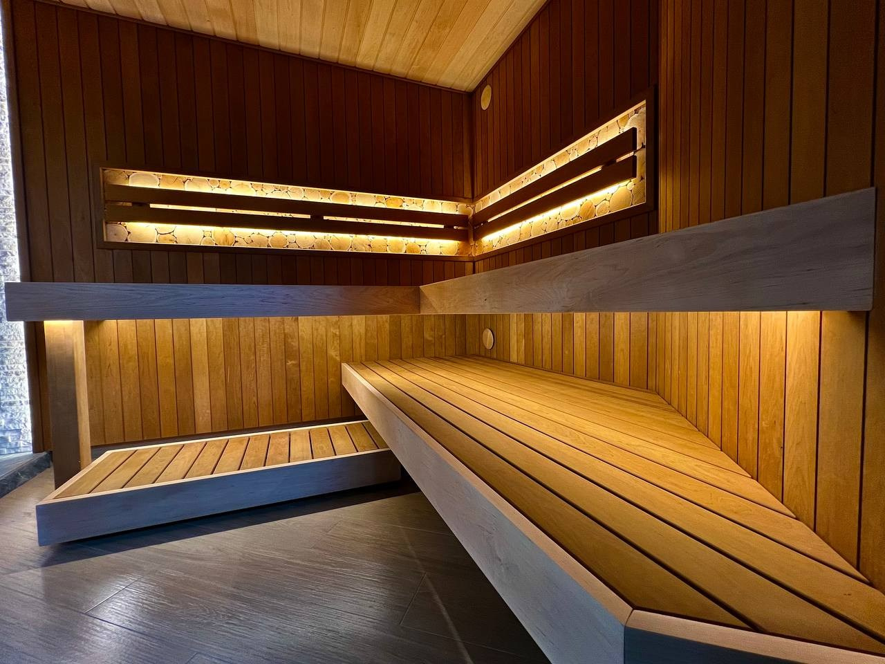 Неправильная форма помещения- не недуг, а преимущество. Парная в Александровской со стеклянным фасадом- явный тому пример. SaunaTopMasters