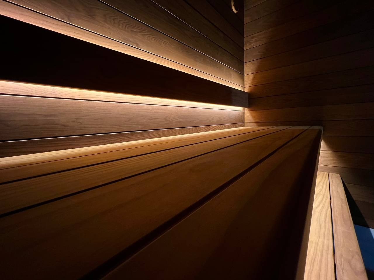 Сауна на Крестовском выполнена из термообработанного ясеня и новозеландской термососны. Эксклюзивное сочетание прямо в квартире. SaunaTopMasters